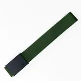 Cinto verde militar de tela con hebilla metálica negra y extremo con detalle de la marca Rusty en relieve.
