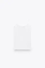 Camiseta ajustada blanca de tirantes finos y escote redondo.