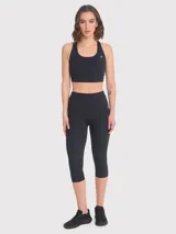 Calza deportiva capri negra de tiro alto, confeccionada en poliéster y spandex.