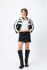 Minifalda de jean tiro bajo color negro con silueta evasé, dos tajos delanteros y ruedo desflecado.