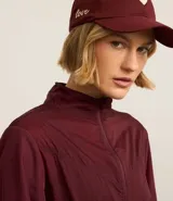 Campera deportiva rompevientos color bordó, con cuello alto, cierre frontal con cremallera, puños elastizados y recortes con hilo reflectante.