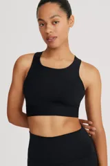 Top deportivo negro de cintura ancha, realizado en tela doble suave y de alta elasticidad. Detalle de breteles cruzados en la espalda.