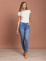 Jean skinny de tiro medio, color celeste, marca One Five One. Confeccionado en denim de algodón elastizado.