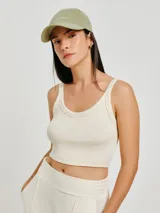 Musculosa corta verde de tela acanalada con cuello redondo y sisas anchas.