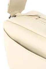 Bandolera negra de cuero vegano, con correa larga regulable y bolsillo frontal con cierre.