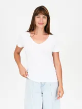 Remera verde con escote en V y mangas cortas.