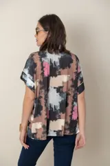 Remera italiana estampada con escote en V y mangas cortas.