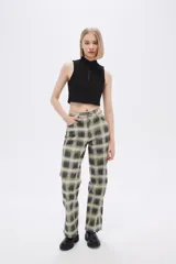 Pantalón de jean con estampado tie dye en tonos verde oliva y gris, de corte holgado y tiro alto.