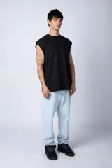 Musculosa blanca de algodón con corte estilo sudadera y sisas amplias.