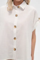 Camisa blanca de algodón con cuello clásico, manga corta con botón y cierre frontal con botones de carey.