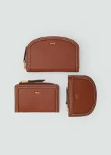 Billetera marrón de efecto piel, con logo en relieve, múltiples ranuras para tarjetas, bolsillo interior con cierre de cremallera, tamaño mediano, diseño ovalado y forro interior.