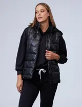 Chaleco de abrigo color verde militar con capucha y bolsillos frontales, diseño con cierre y lados con tajo.