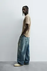 Camiseta slim fit de manga corta y cuello redondo, confeccionada en tejido de algodón con elasticidad.