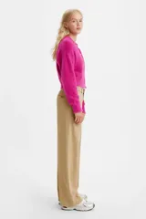 Pantalón color beige de corte ancho con tiro medio.