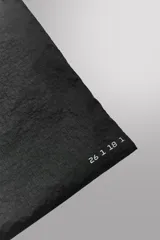 Bandolera negra de tejido técnico con correa ajustable, cierre con cremallera y detalle de texto y logo estampados.