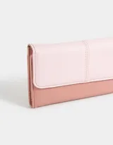Billetera de cuerina bicolor, rosa claro y rosa viejo, con solapa con broche a presión y cierre trasero con tirador decorativo.
