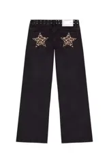 Pantalón de jean gris oscuro con corte recto y bolsillos traseros con apliques de estrellas rojas.
