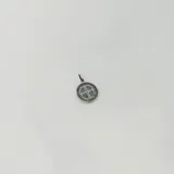 Dije redondo de plata 925 con la imagen de San Benito.