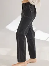 Pantalón largo negro de lino, corte cigarette, con bolsillos laterales y traseros. Presenta costuras a contratono en color crudo.