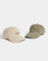 Gorra color beige con bordado frontal de la frase "Lucky Girl Club" y un trébol de cuatro hojas.