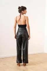 Crop top fucsia con breteles finos y escote halter con abertura en el centro.