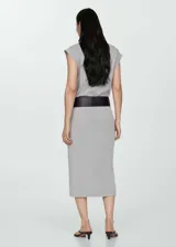 Vestido midi gris con mangas cortas y corte recto.