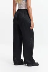 Pantalón jogger plateado de corte wide leg y cintura elastizada con lazo ajustable.