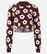 Buzo slim de jacquard color bordó con estampado de margaritas blancas. Tiene cuello redondo y manga larga.