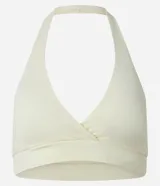 Top deportivo frente única confeccionado en microfibra color crema, con escote en V cruzado y copas removibles.