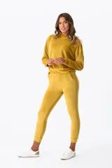 Pantalón de jogging mostaza de terciopelo, con corte ajustado y puños elásticos.