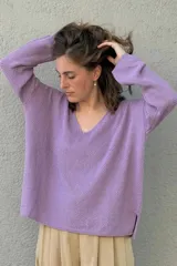 Sweater lila de tejido de punto con cuello en V y corte holgado.