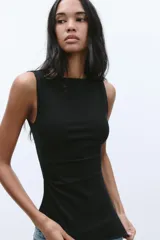 Musculosa negra con cuello barco, sin mangas, detalle de pliegues laterales y bajo asimétrico.