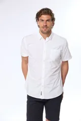 Camisa azul marino lisa de manga corta con cuello abotonado, cierre frontal con botones y bolsillo en el pecho. Confeccionada en algodón.