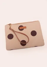 Sobre de algodón color beige con estampado de lunares marrones, cierre superior con cremallera dorada y tira de cuero marrón para sujetar a la muñeca.