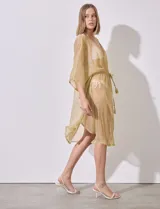 Kaftan de lurex con escote en V, mangas cortas amplias y cintura ajustable con jareta interna.