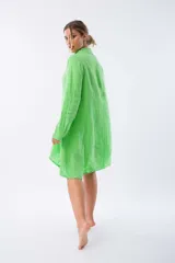 Camisa verde de lino con botones de nácar.