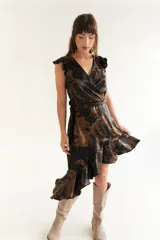 Vestido corto negro con estampado abstracto en color bronce, escote en V, mangas cortas con volados, falda asimétrica con volados y lazo en la cintura.