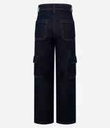 Pantalón de jean azul oscuro, corte recto y tiro alto, con bolsillos cargo laterales y cierre frontal con botón y cremallera.