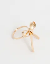 Anillo dorado con forma de moño.