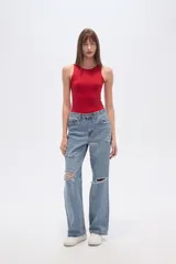 Body sin mangas color malva/rosado oscuro, de corte ajustado al cuerpo, con cuello redondo alto y broches en la parte inferior.