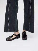 Sandalias de cuero azul con diseño semi-abierto y tiras tipo gladiador. Cierre con velcro y forro interior de cuero de chancho. Calzan chico.