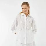 Camisa blanca de algodón con bordado inglés, corte clásico, cuello camisero y mangas 3/4 con puños abotonados.