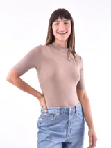 Polera color beige oscuro de manga corta y cuello alto.