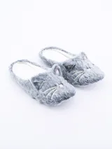 Pantuflas cerradas de tela peluda color gris, con diseño de gato bordado en el empeine.