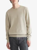 Sweater de algodón color beige, de corte clásico, cuello redondo y logo de la marca bordado en el pecho.