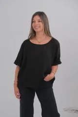 Blusa negra de lino con escote redondo y mangas cortas con dobladillo.