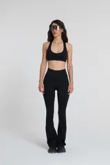 Calza deportiva larga negra, tiro alto, con corte acampanado en el tobillo (estilo oxford). Presenta cintura ancha de doble tela con recorte en la parte posterior.