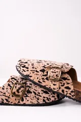 Zuecos con estampado animal print color camel y negro, con hebilla metálica ajustable y suela de corcho.