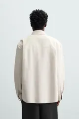 Camisa relaxed fit confeccionada en tejido con mezcla de algodón con tacto suave. Cuello solapa y manga larga acaba en puño con botón. Bolsillo plastrón en pecho. Cierre frontal de botonadura.