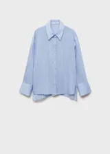 Camisa celeste con rayas verticales finas, de tejido fluido, manga larga abotonada, cuello camisero y corte recto.
